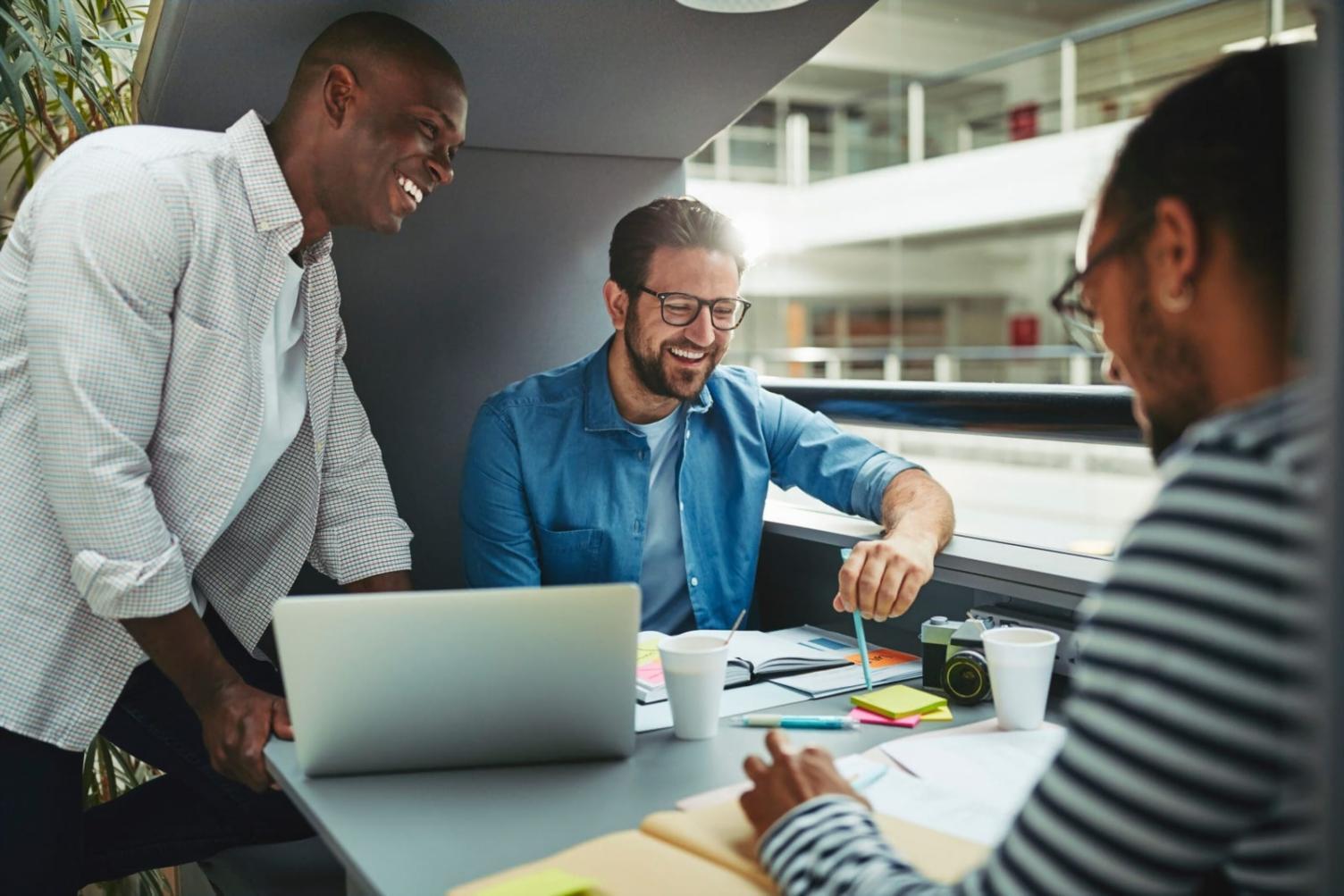 Espacio de trabajo creativo con herramientas y materiales para proyectos empresariales