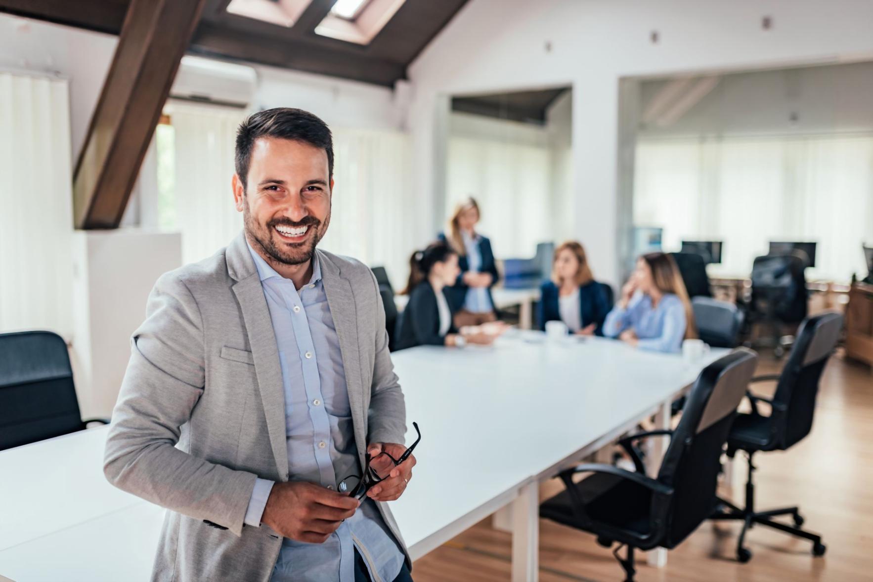 Sesión de trabajo en Nerastivolyn con materiales creativos y planificación estratégica