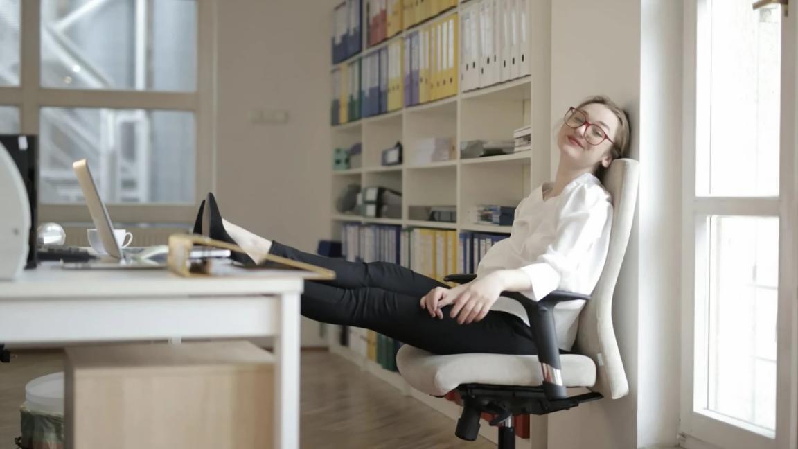 Espacio de trabajo creativo con herramientas profesionales