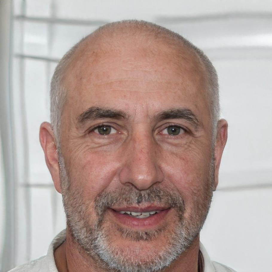 Profesional del equipo Nerastivolyn trabajando en desarrollo de cursos creativos